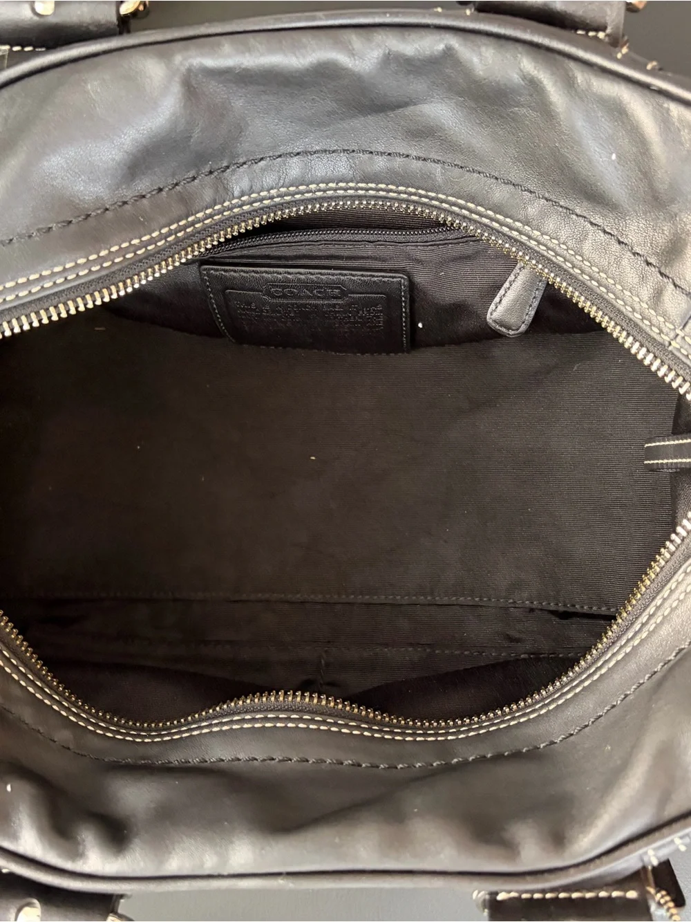 Classic Black Leather Shoulder Bag with Contrast Stitching